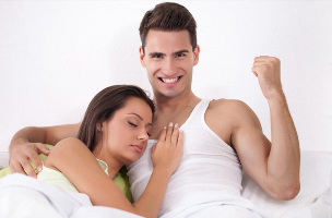 Uomo forte a letto con una ragazza