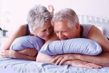 coppia di anziani a letto